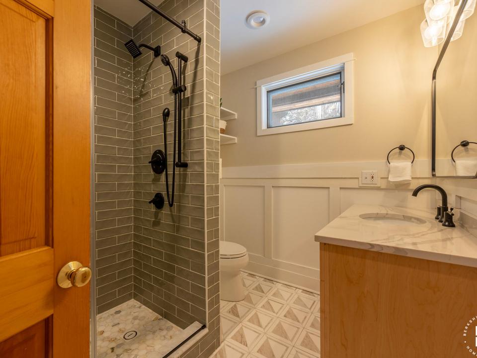 GorgeousHomeOnAveryville_Bathroom1