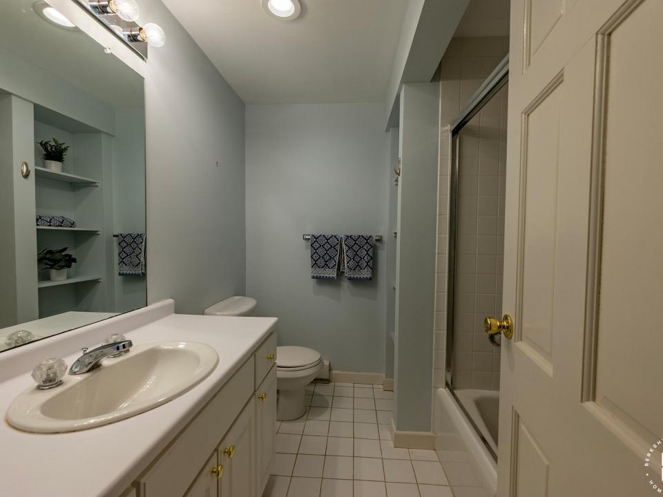 GorgeousHomeOnAveryville_Bathroom3