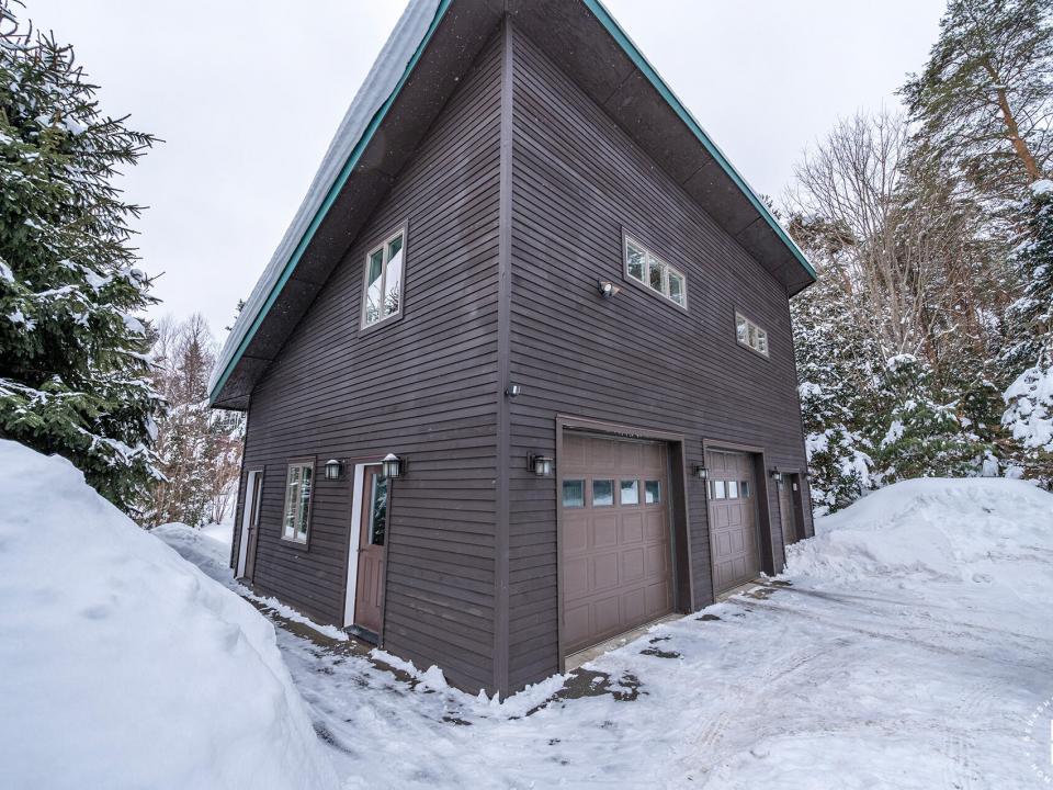 GorgeousHomeOnAveryville_Exterior_Garage