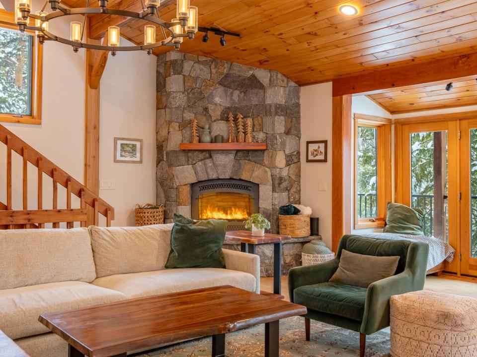 GorgeousHomeOnAveryville_LR_Feature