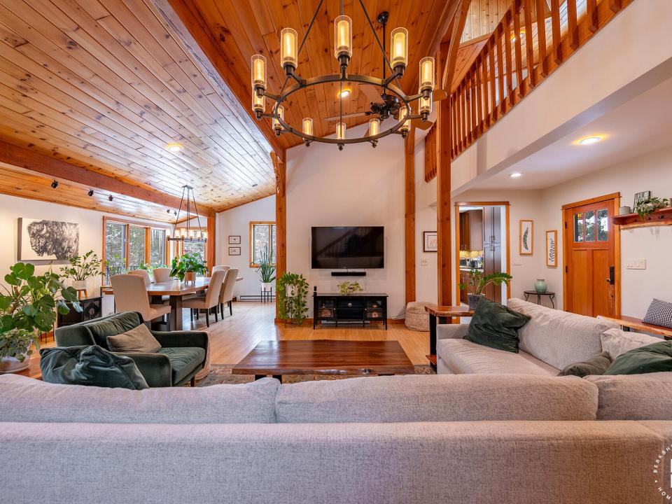 GorgeousHomeOnAveryville_LR_M