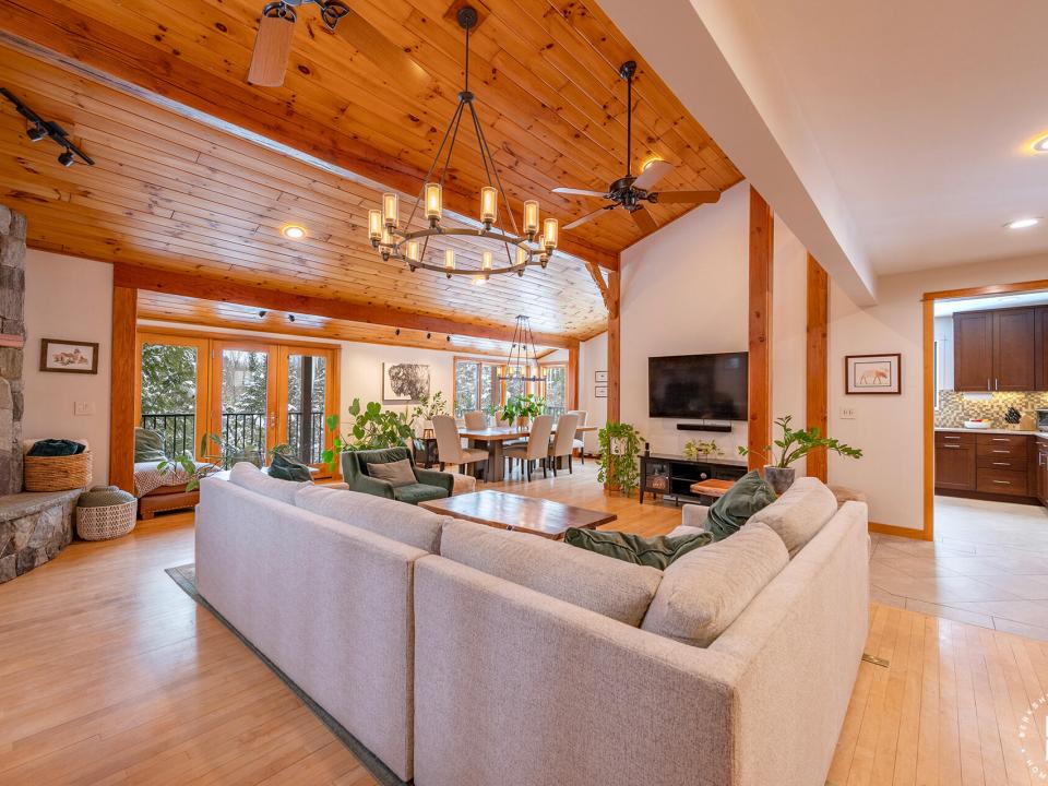 GorgeousHomeOnAveryville_LR_R