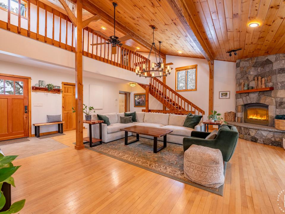 GorgeousHomeOnAveryville_LR