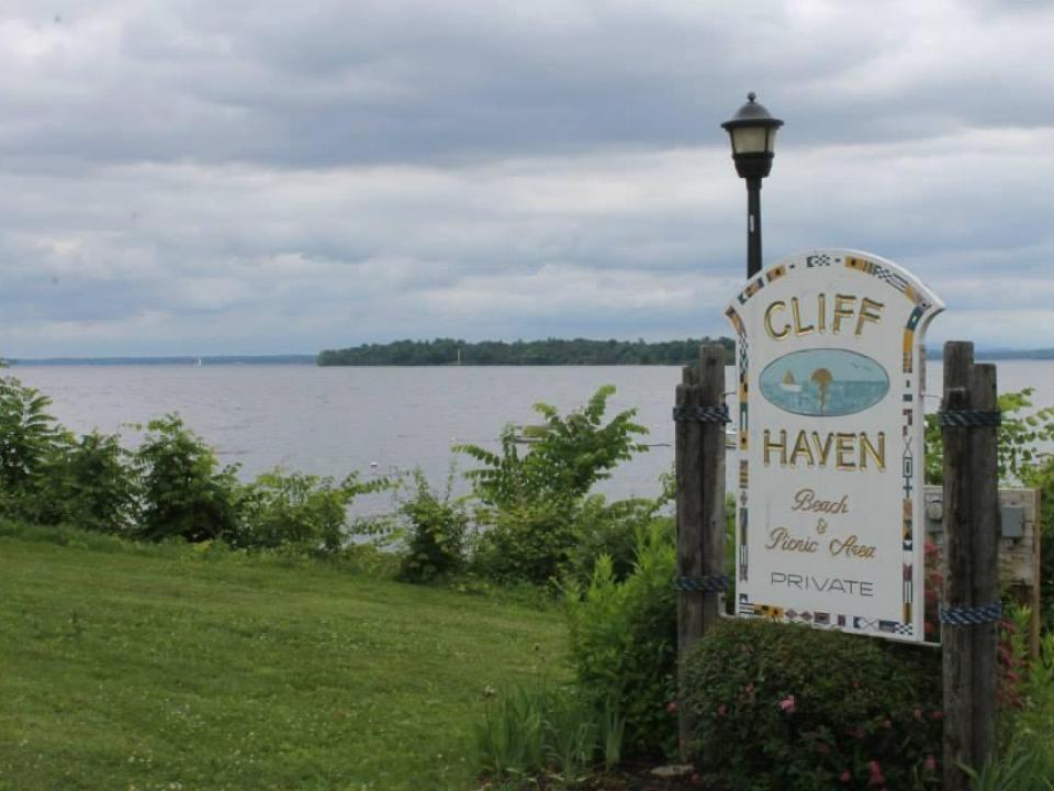 carol cliff haven beach sign