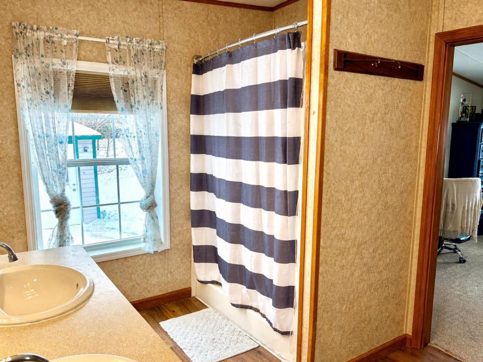 22E7052A-D4C1-4D2B-8F8D-8C61BF26538E