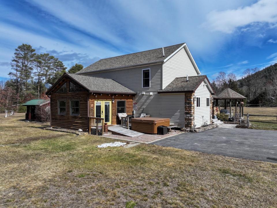Side View & Driveway