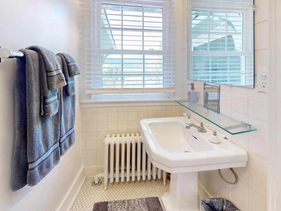 2315-Saranac-Ave-Bathroom 5-2-2 (Copy)