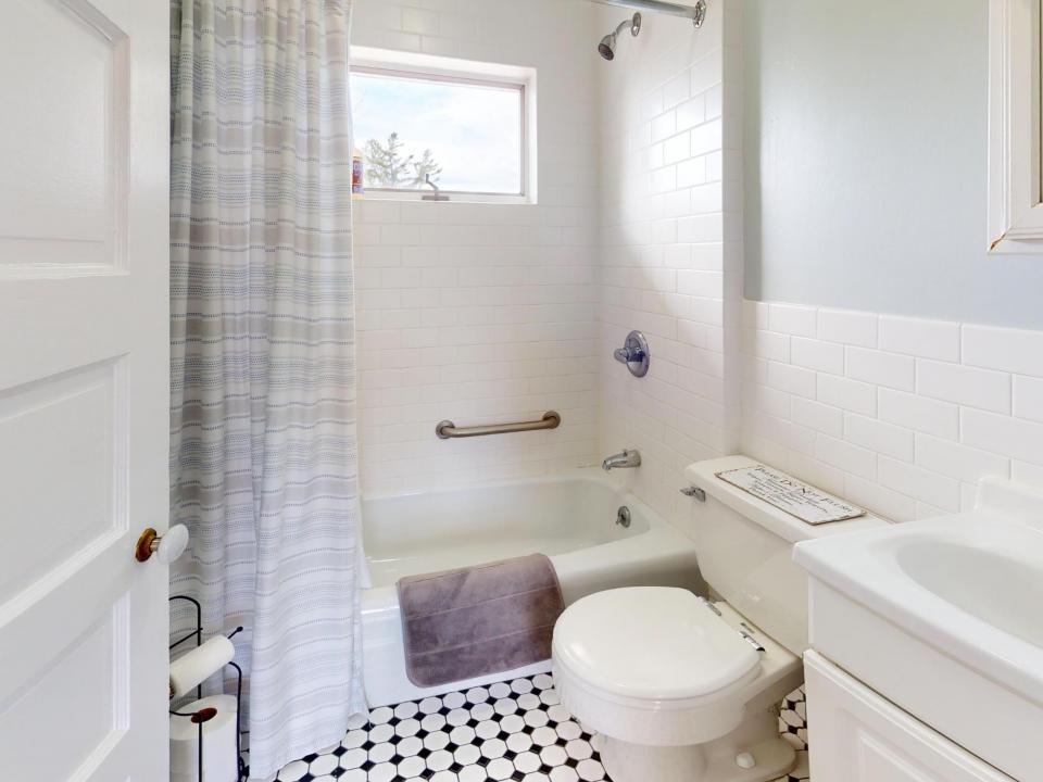 2315-Saranac-Ave-Bathroom 3-2 (Copy)