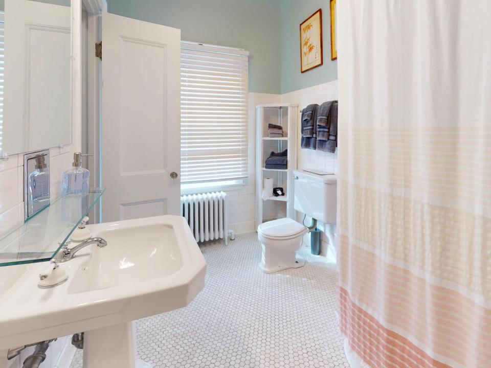 2315-Saranac-Ave-Bathroom 2-2 (Copy)