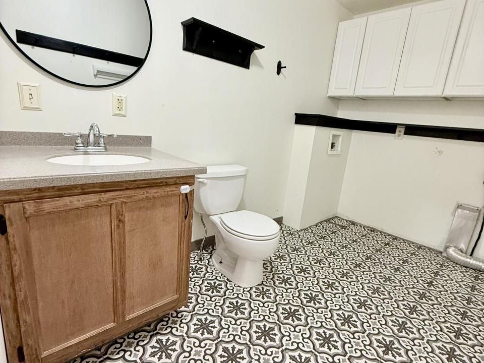 Half bath/Laundry