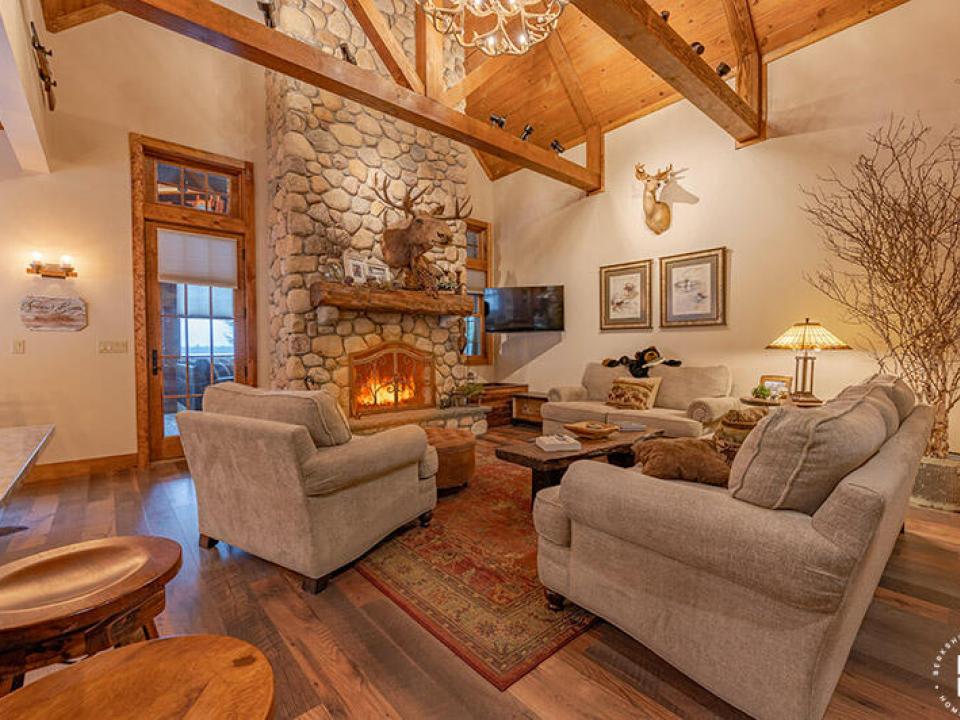 CampSummerBreezeOnUpperSaranac_LivingRoo