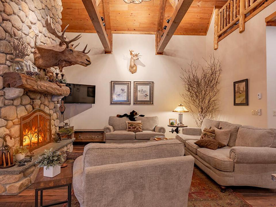 CampSummerBreezeOnUpperSaranac_LivingRoo