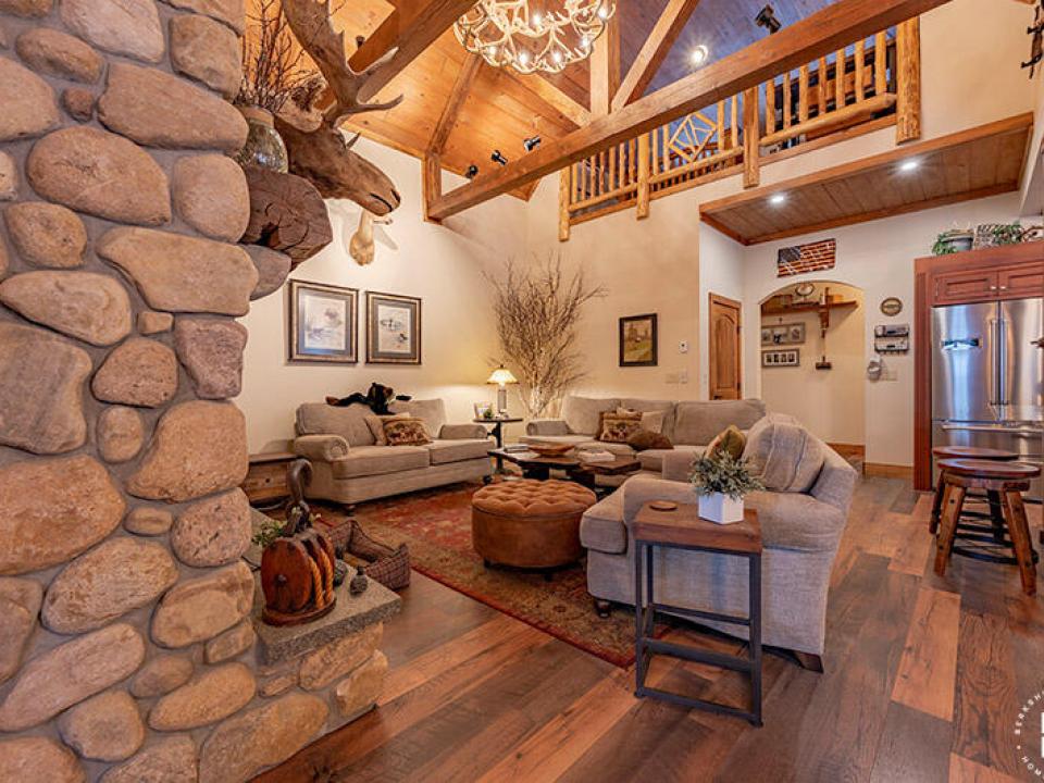 CampSummerBreezeOnUpperSaranac_LivingRoo