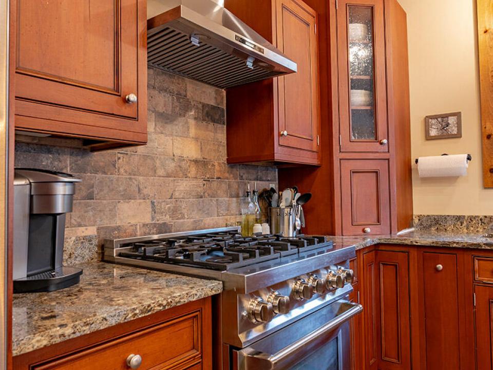 CampSummerBreezeOnUpperSaranac_Kitchen_S