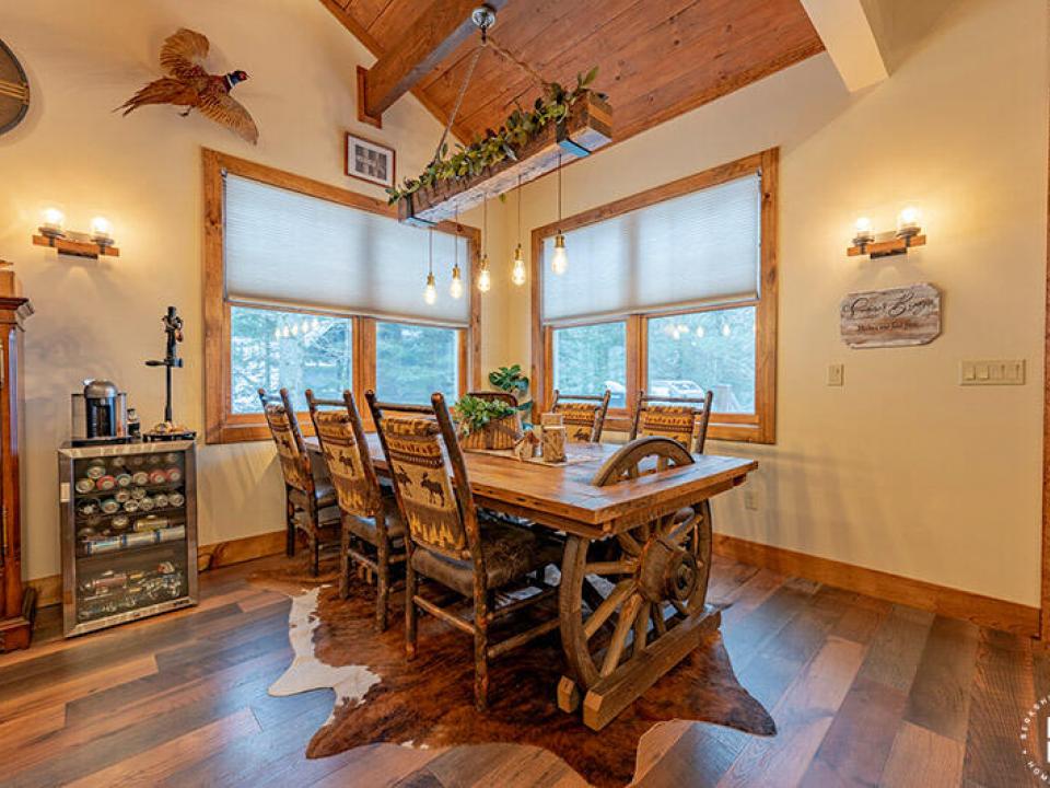 CampSummerBreezeOnUpperSaranac_DiningRoo
