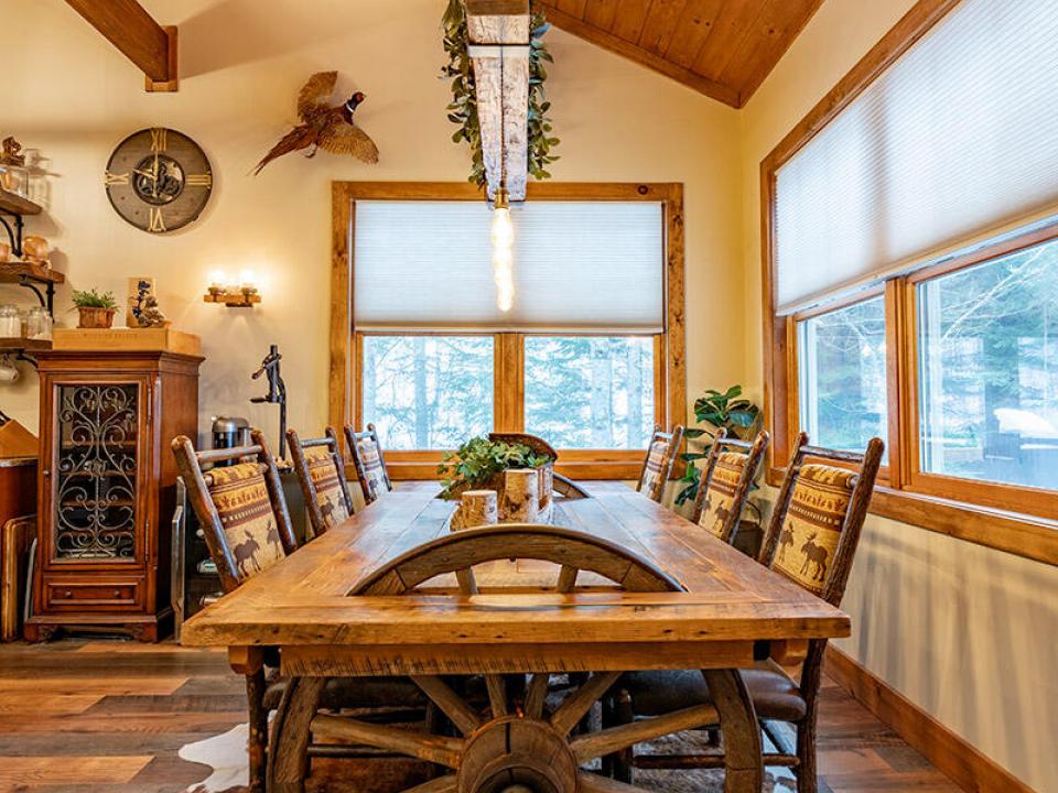 CampSummerBreezeOnUpperSaranac_DiningRoo