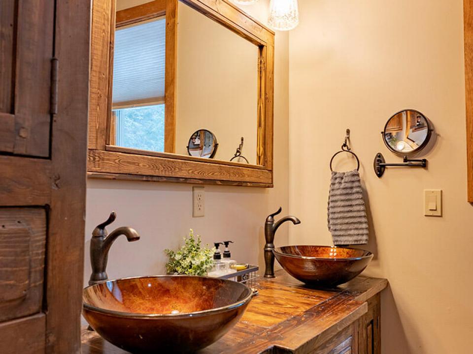 CampSummerBreezeOnUpperSaranac_Bathroom1