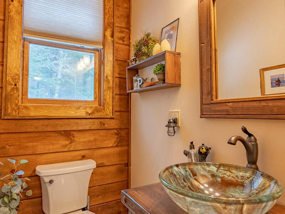 CampSummerBreezeOnUpperSaranac_Bath_Half