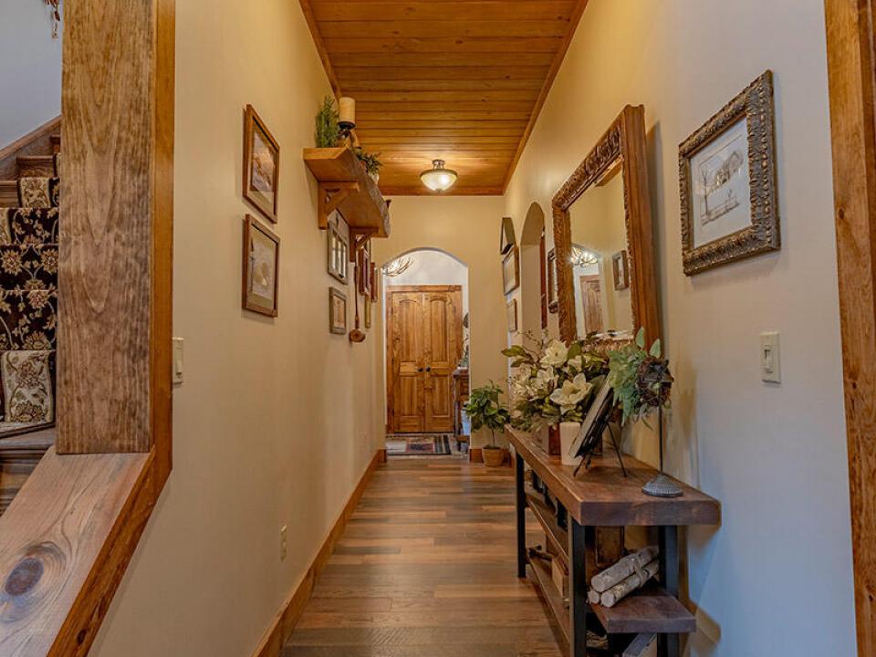 CampSummerBreezeOnUpperSaranac_Hallway