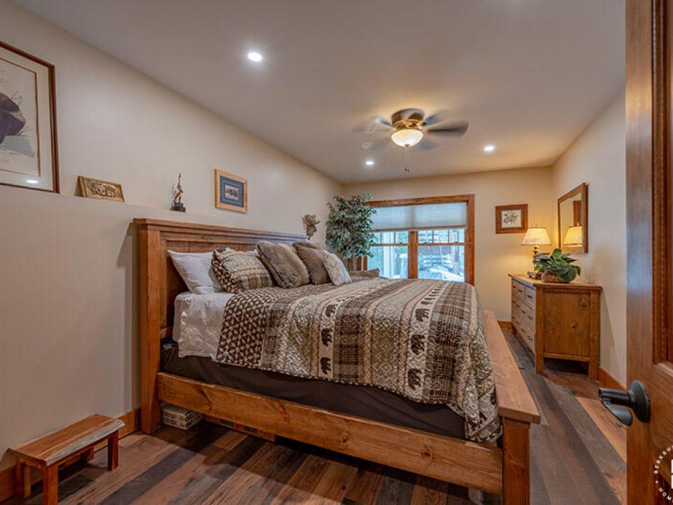 CampSummerBreezeOnUpperSaranac_Bedroom2