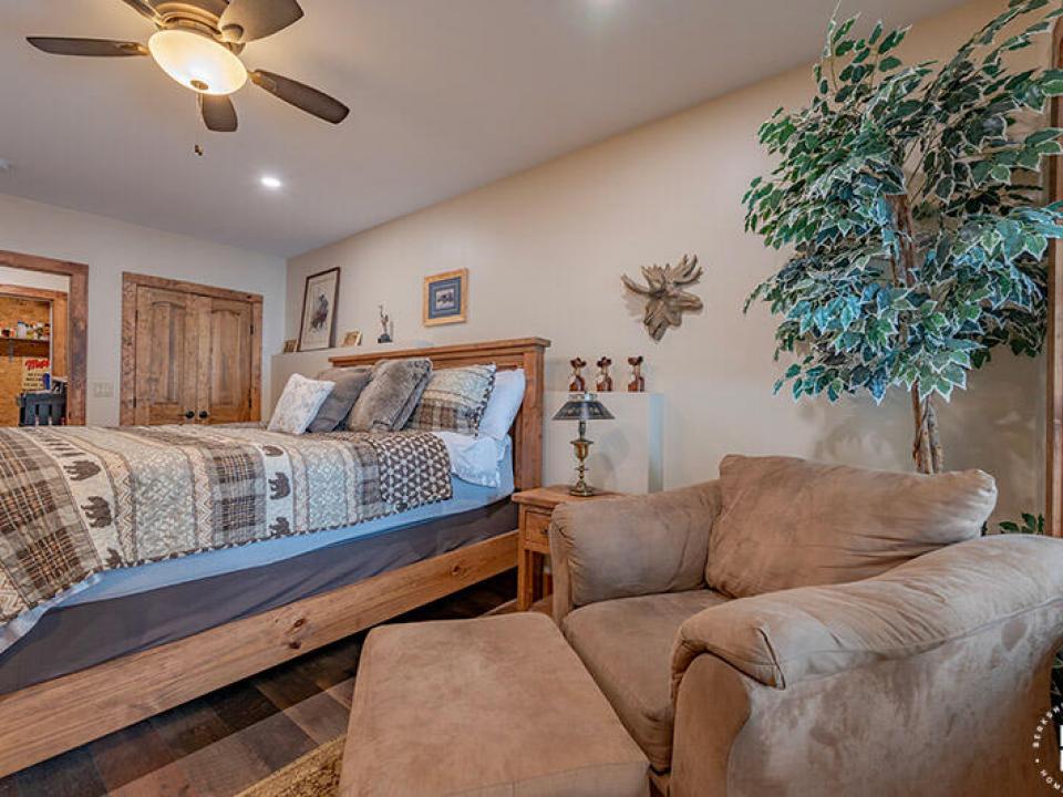 CampSummerBreezeOnUpperSaranac_Bedroom2_