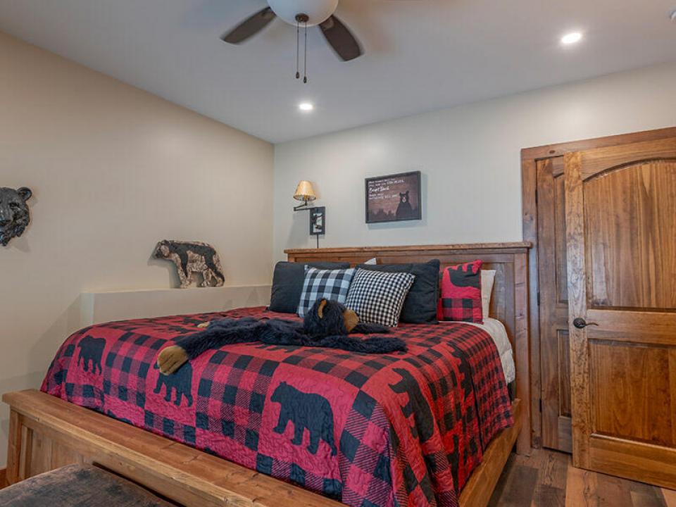 CampSummerBreezeOnUpperSaranac_Bedroom3_