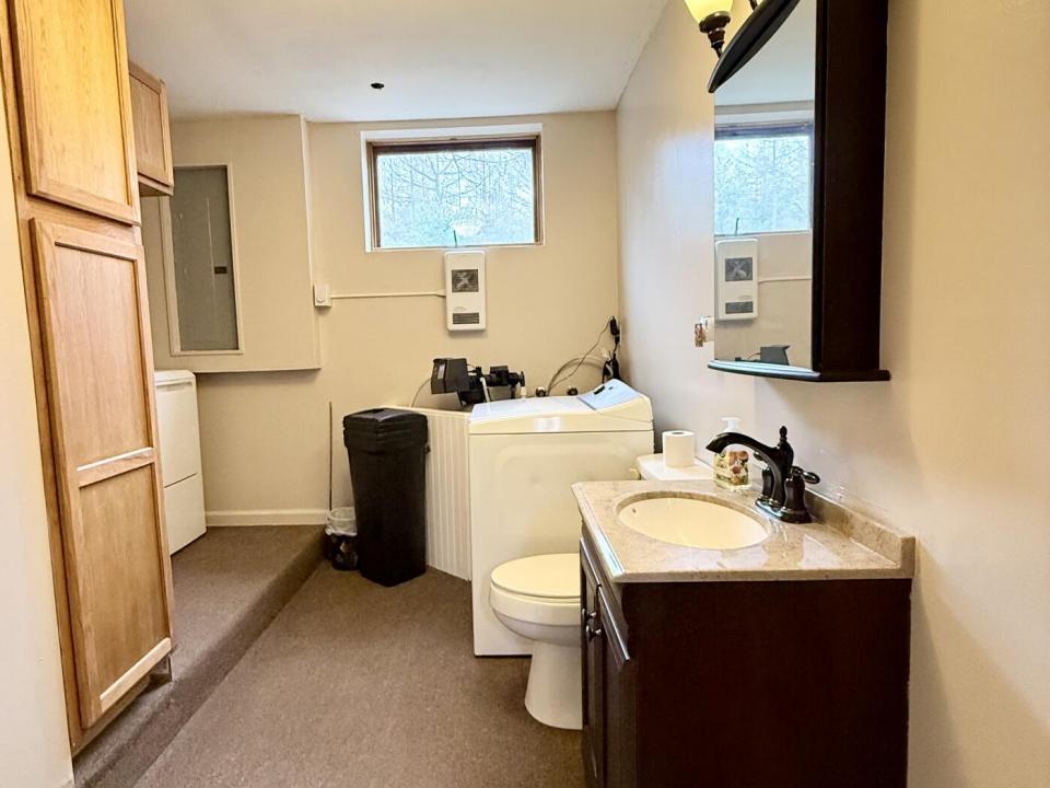 Half bath/Laundry
