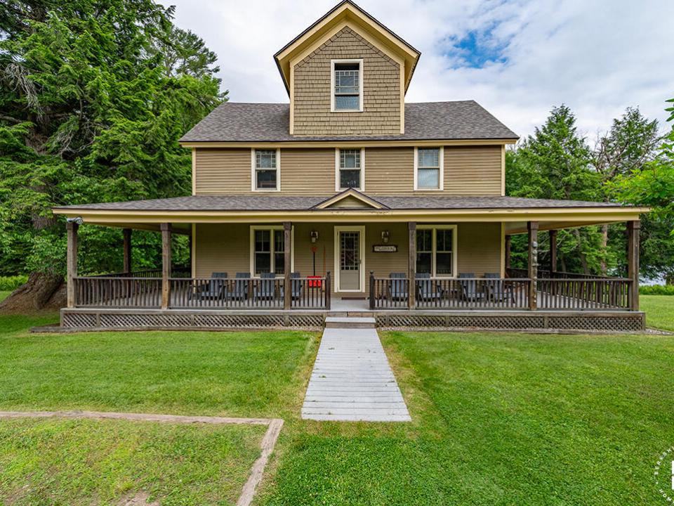 HistoricHomeOnLowerSaranacLake_GH_Exteri