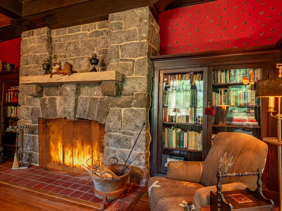 HistoricHomeOnLowerSaranacLake_MH_LR_Cha