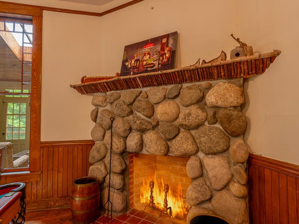 HistoricHomeOnLowerSaranacLake_MH_Billia