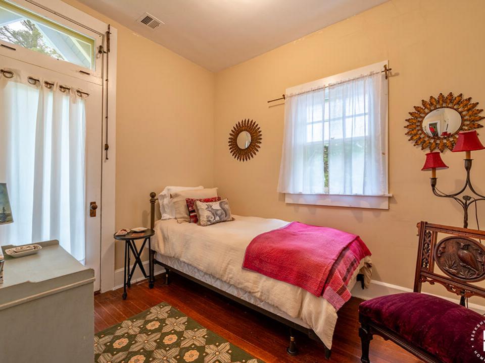 HistoricHomeOnLowerSaranacLake_MH_Bedroo