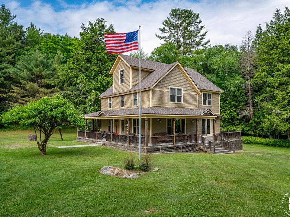 HistoricHomeOnLowerSaranacLake_GH_Exteri