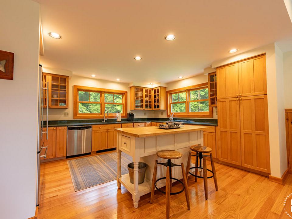 HistoricHomeOnLowerSaranacLake_GH_Kitche