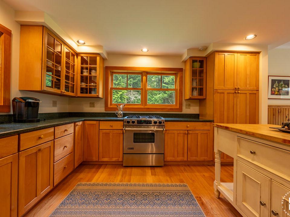 HistoricHomeOnLowerSaranacLake_GH_Kitche