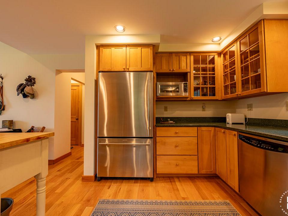 HistoricHomeOnLowerSaranacLake_GH_Kitche