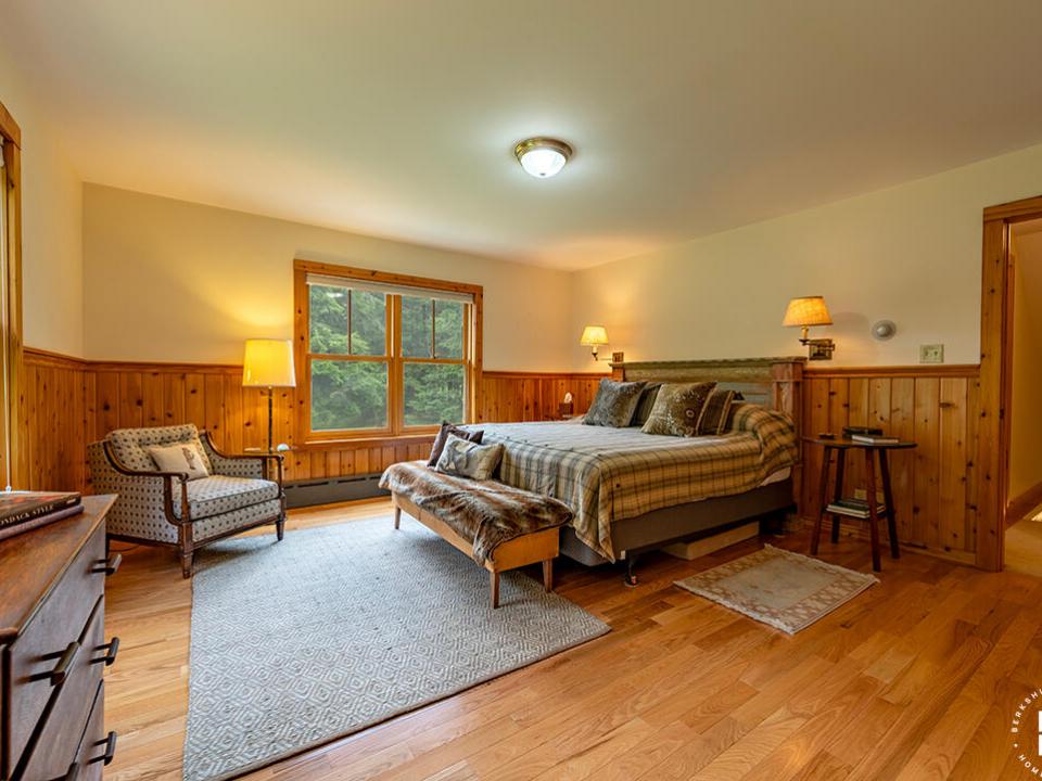 HistoricHomeOnLowerSaranacLake_GH_Bedroo