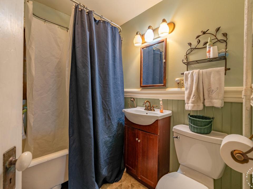 HomeOnForestHill_Bathroom