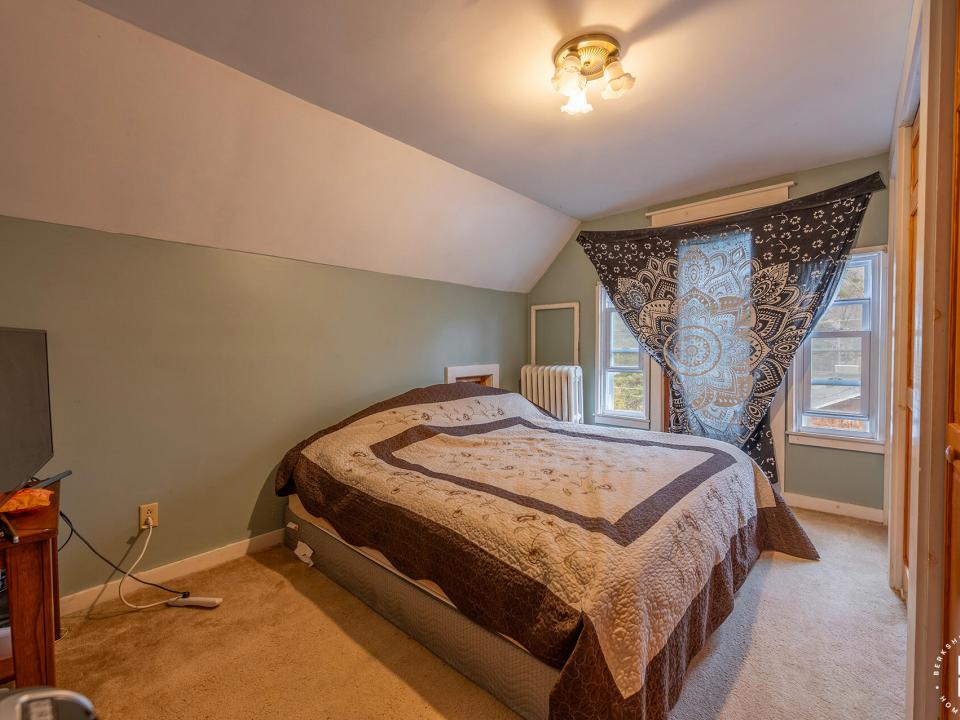 HomeOnForestHill_Bedroom5