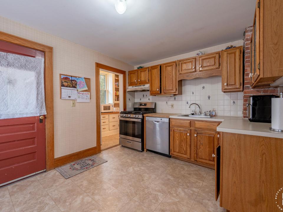 HomeOnForestHill_Kitchen_R