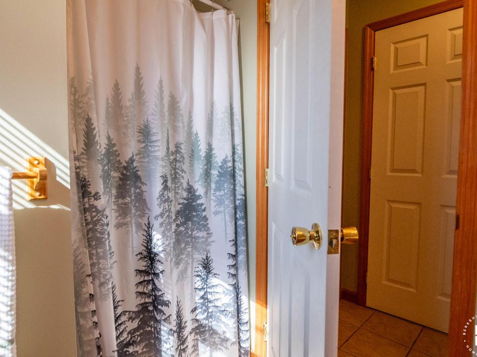 Pinehill8Townhome_June2024_Bathroom1_Sho