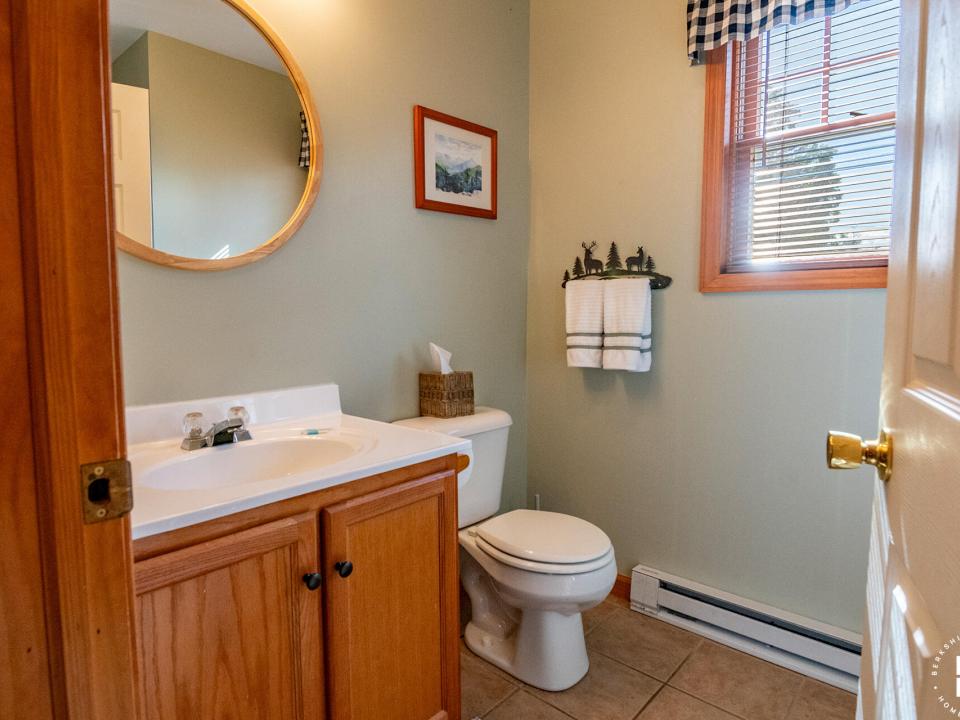 Pinehill8Townhome_June2024_Bathroom1