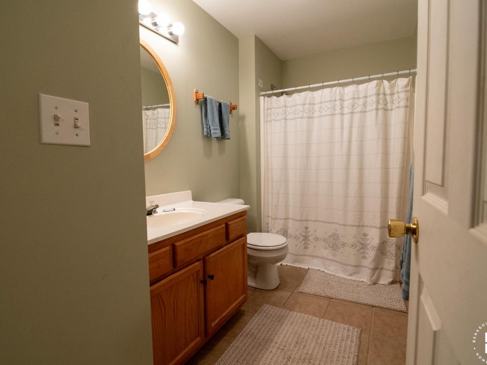 Pinehill8Townhome_June2024_Bathroom2
