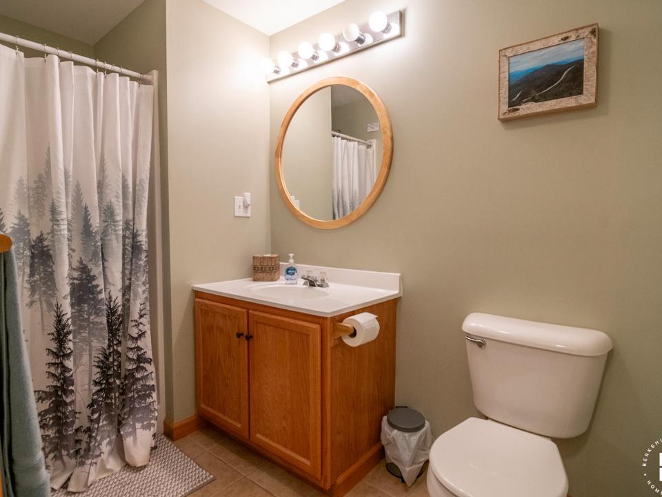 Pinehill8Townhome_June2024_Bathroom3