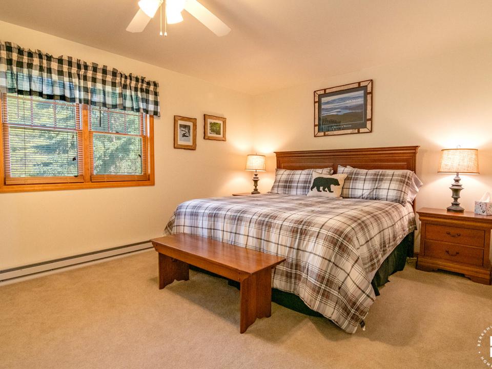 Pinehill8Townhome_June2024_Bedroom1