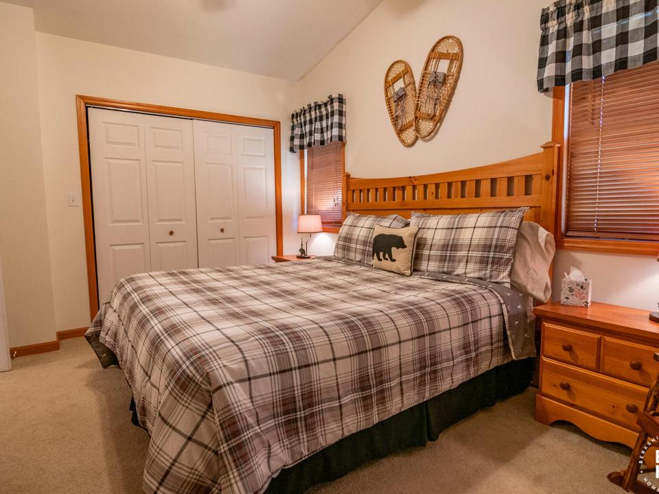 Pinehill8Townhome_June2024_Bedroom2_Clos