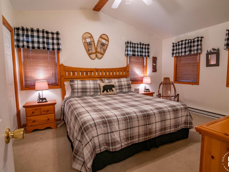 Pinehill8Townhome_June2024_Bedroom2