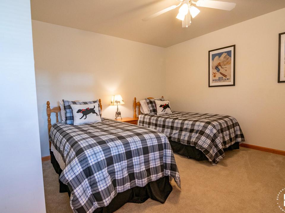 Pinehill8Townhome_June2024_Bedroom3