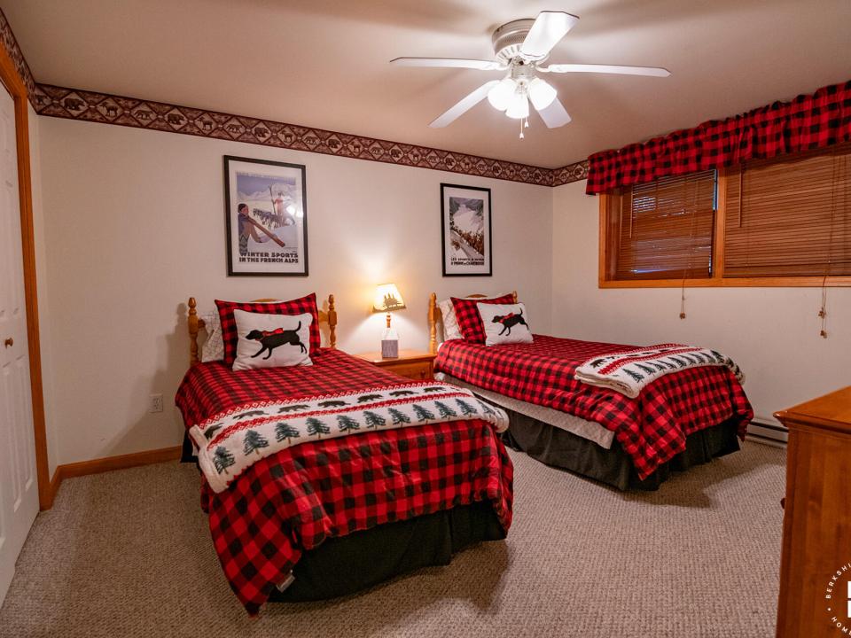 Pinehill8Townhome_June2024_Bedroom4