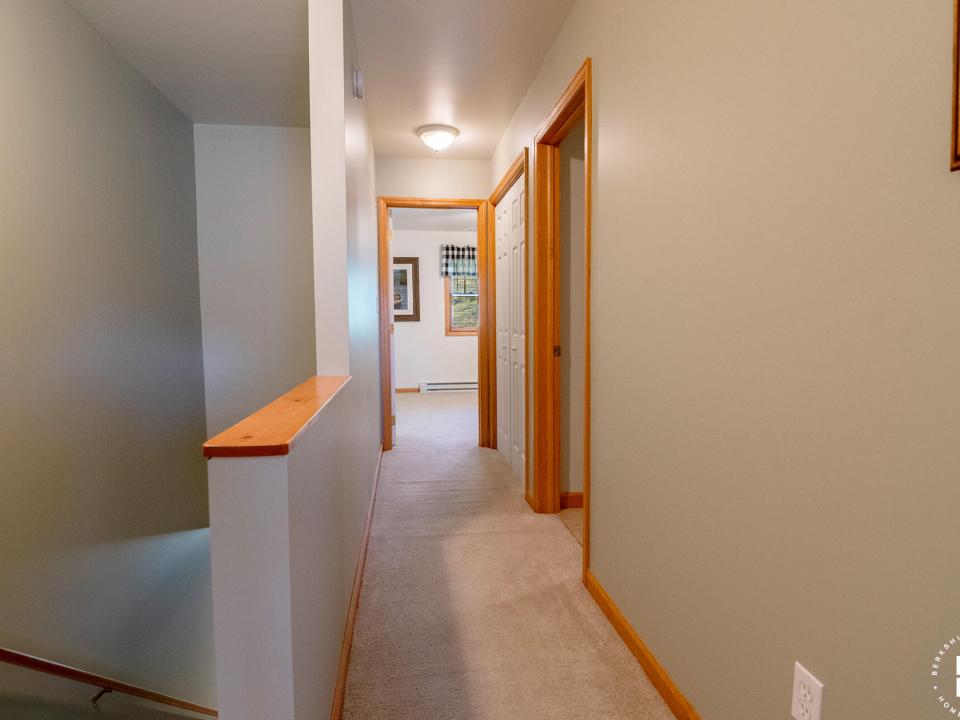 Pinehill8Townhome_June2024_Hallway