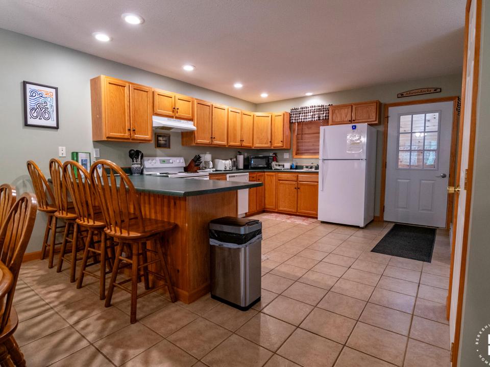 Pinehill8Townhome_June2024_Kitchen_Break